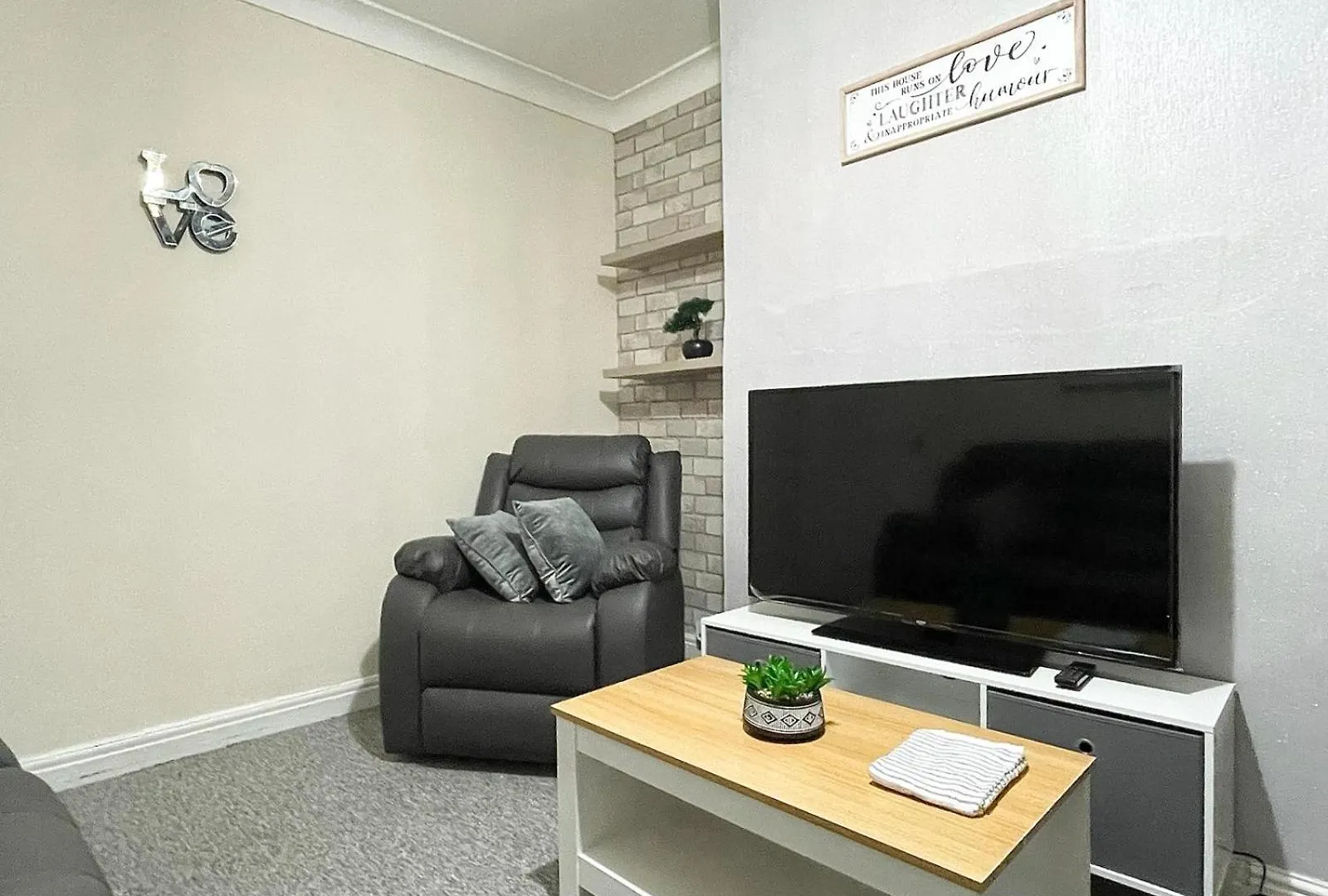 Cosy Home, Family & Contractor Friendly 4 Bedroom Near Leeds Centre, Sleeps 7 0*, Leeds (West Yorkshire)