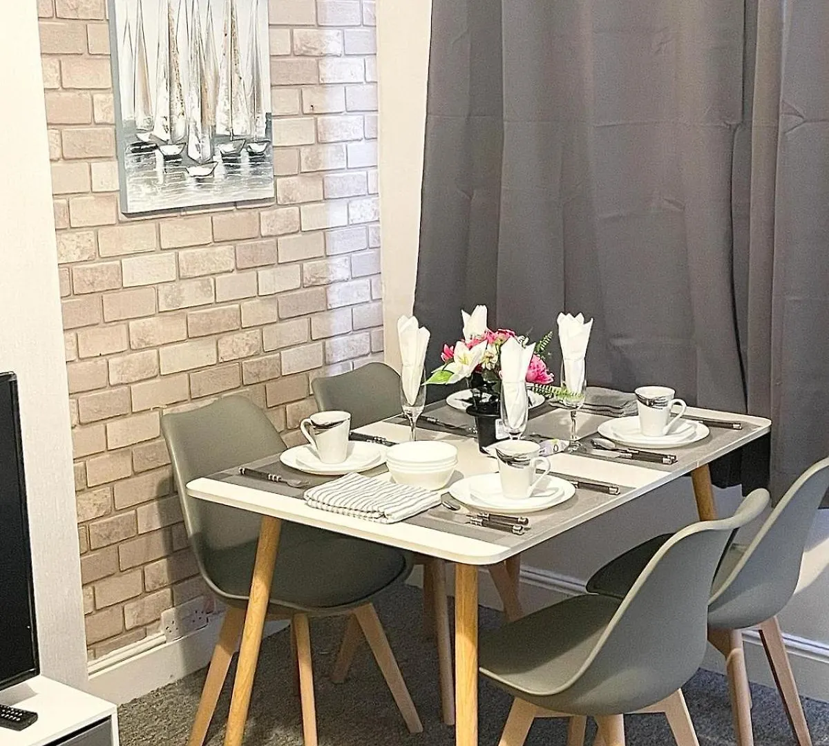 Cosy Home, Family & Contractor Friendly 4 Bedroom Near Leeds Centre, Sleeps 7