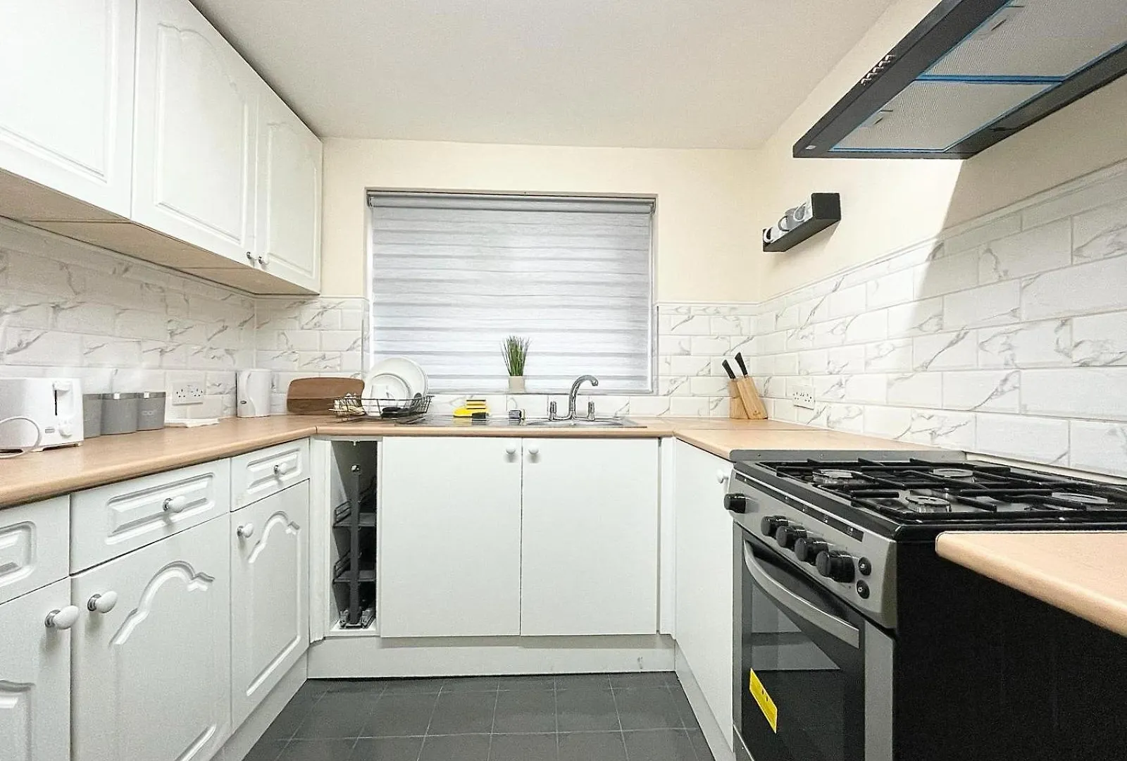 Cosy Home, Family & Contractor Friendly 4 Bedroom Near Leeds Centre, Sleeps 7 Hébergement de vacances